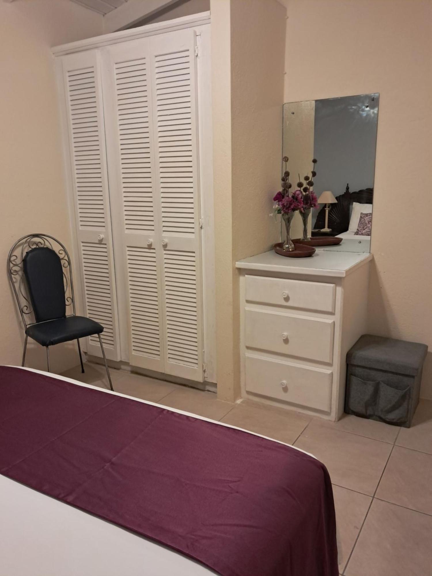 Michand Guest Apartments- Cozy One Or Two Bedroom- 5 Walk Minutes From Airport 10 Mins Drive To Oistins Or Beach Κράιστ Τσερτς Εξωτερικό φωτογραφία