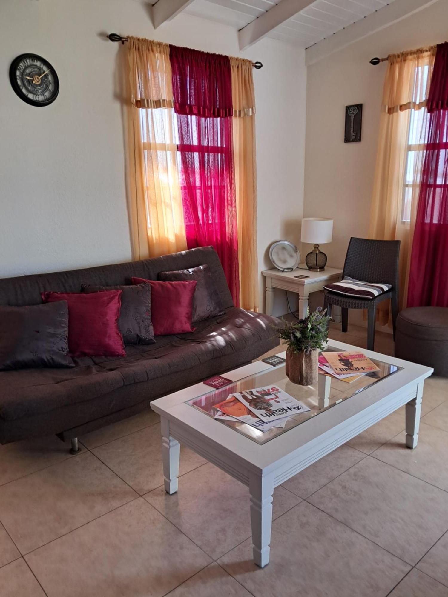 Michand Guest Apartments- Cozy One Or Two Bedroom- 5 Walk Minutes From Airport 10 Mins Drive To Oistins Or Beach Κράιστ Τσερτς Εξωτερικό φωτογραφία