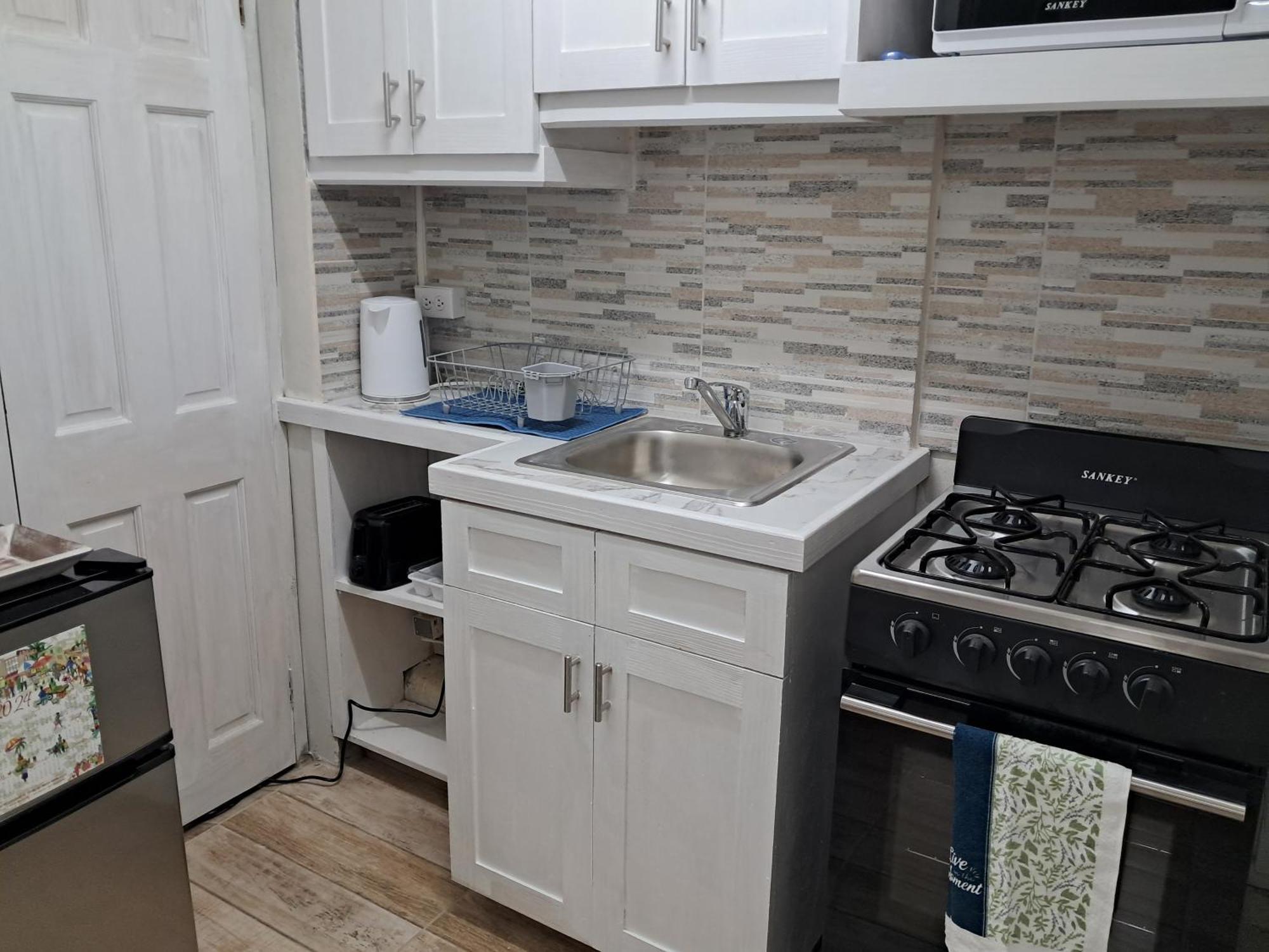 Michand Guest Apartments- Cozy One Or Two Bedroom- 5 Walk Minutes From Airport 10 Mins Drive To Oistins Or Beach Κράιστ Τσερτς Εξωτερικό φωτογραφία