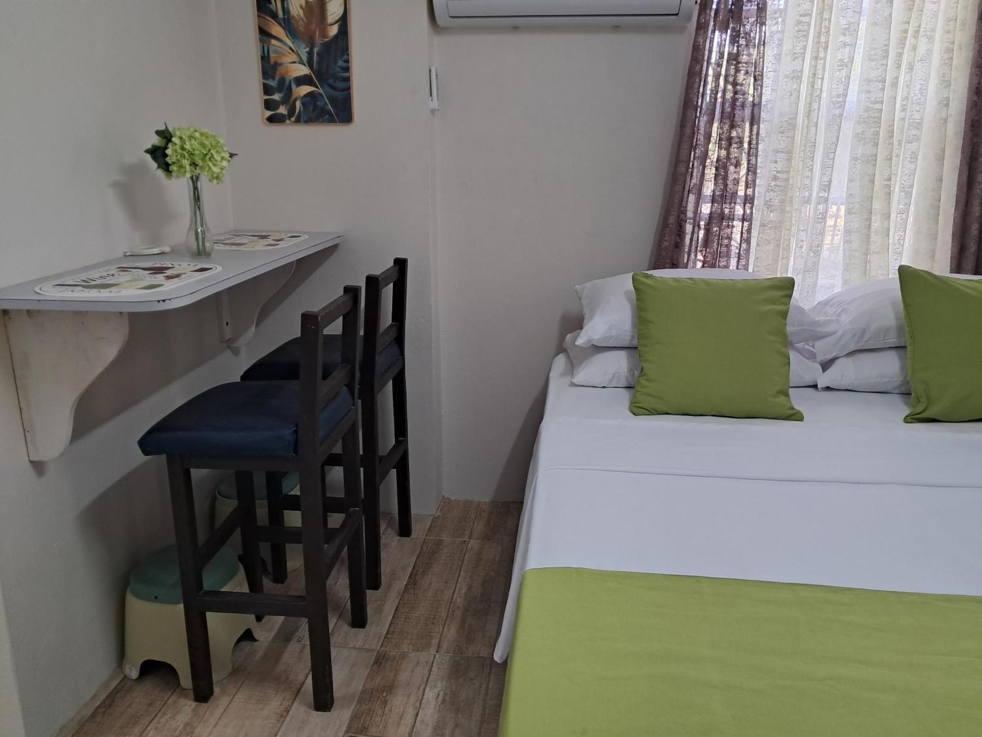 Michand Guest Apartments- Cozy One Or Two Bedroom- 5 Walk Minutes From Airport 10 Mins Drive To Oistins Or Beach Κράιστ Τσερτς Εξωτερικό φωτογραφία
