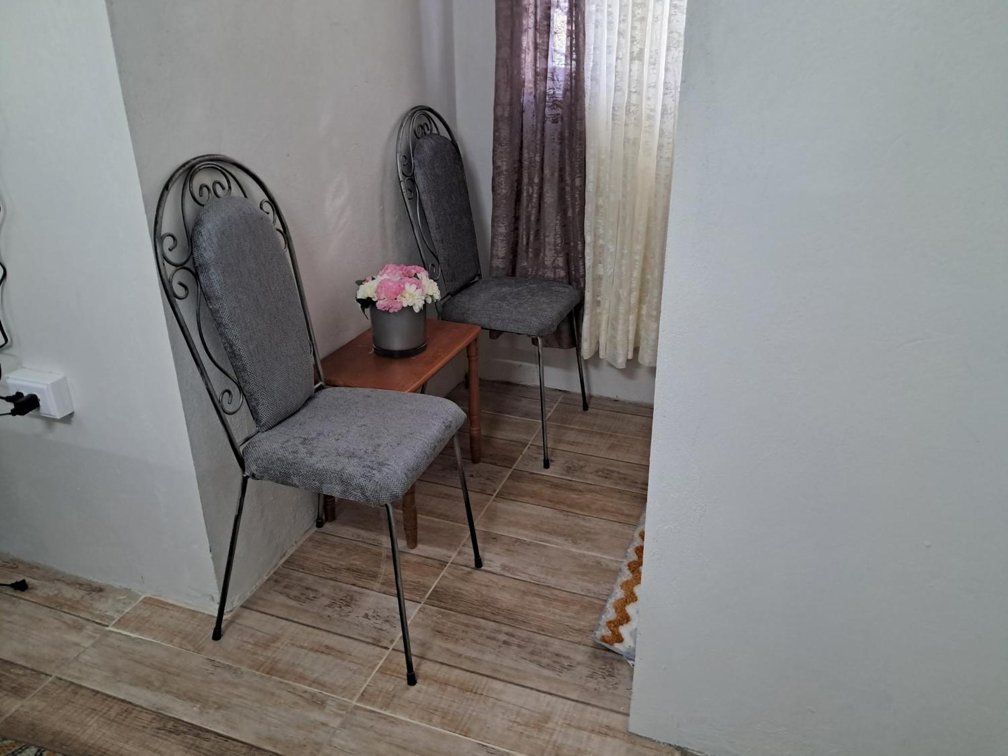 Michand Guest Apartments- Cozy One Or Two Bedroom- 5 Walk Minutes From Airport 10 Mins Drive To Oistins Or Beach Κράιστ Τσερτς Εξωτερικό φωτογραφία