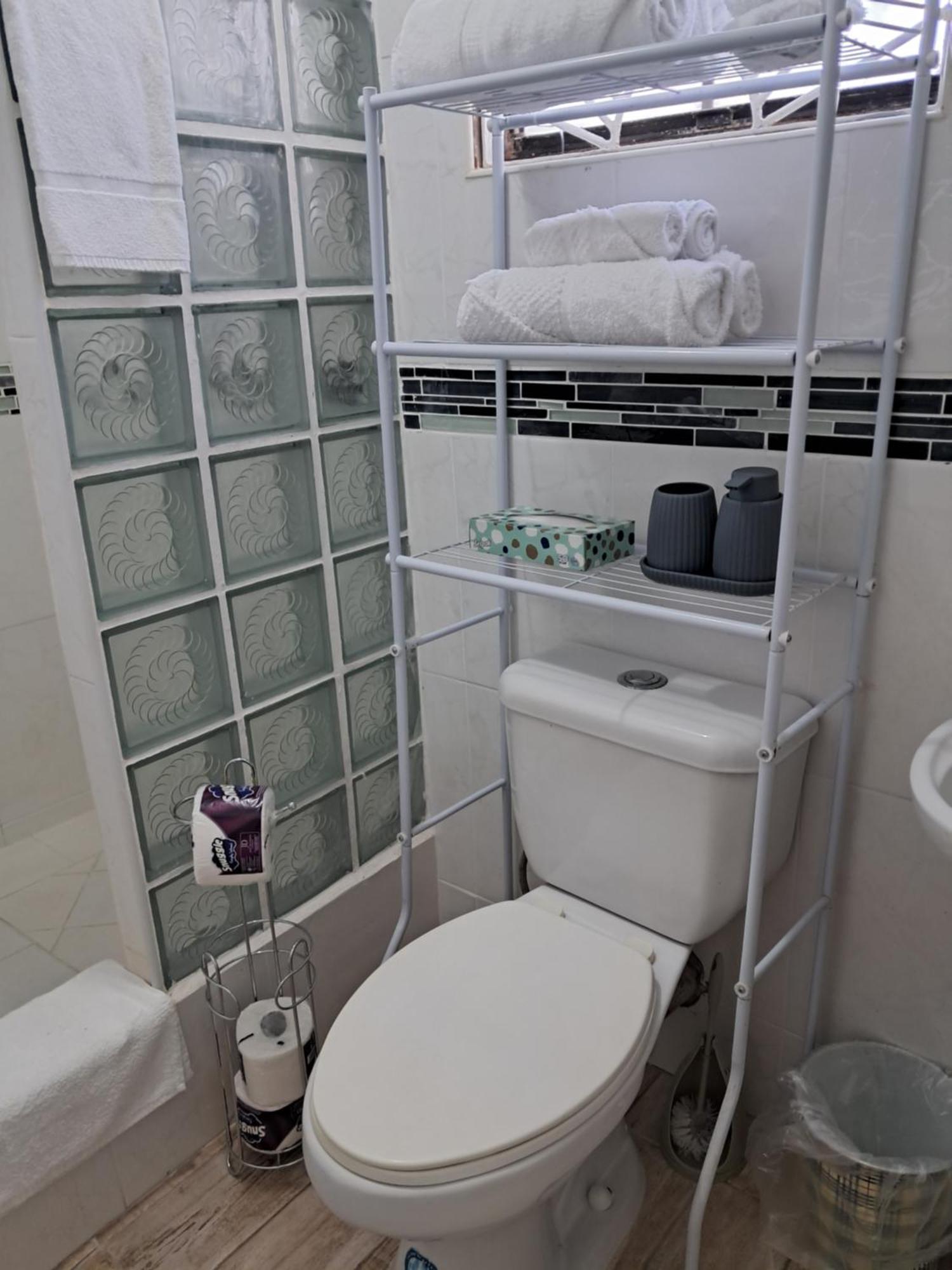 Michand Guest Apartments- Cozy One Or Two Bedroom- 5 Walk Minutes From Airport 10 Mins Drive To Oistins Or Beach Κράιστ Τσερτς Εξωτερικό φωτογραφία