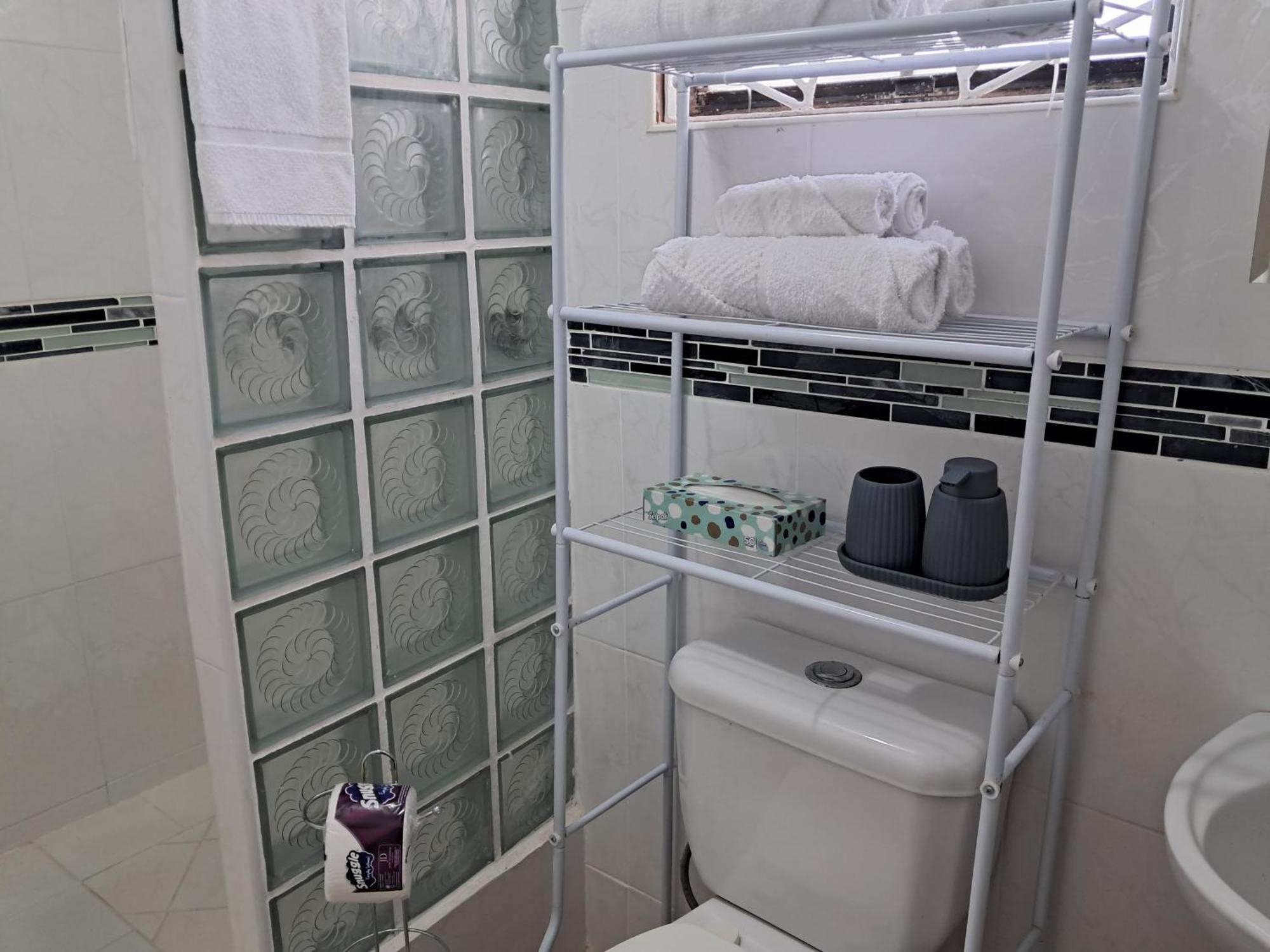 Michand Guest Apartments- Cozy One Or Two Bedroom- 5 Walk Minutes From Airport 10 Mins Drive To Oistins Or Beach Κράιστ Τσερτς Εξωτερικό φωτογραφία