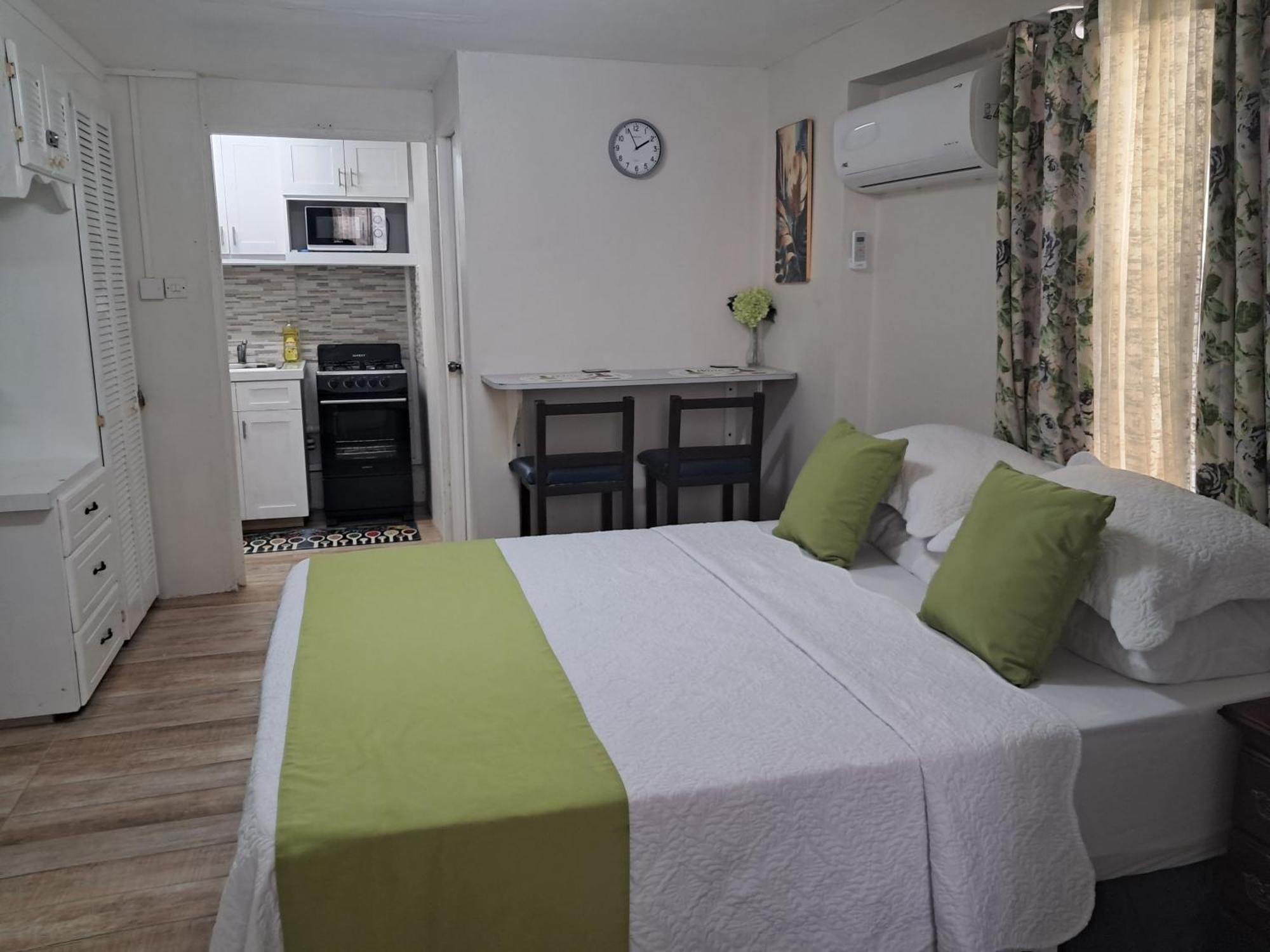 Michand Guest Apartments- Cozy One Or Two Bedroom- 5 Walk Minutes From Airport 10 Mins Drive To Oistins Or Beach Κράιστ Τσερτς Εξωτερικό φωτογραφία